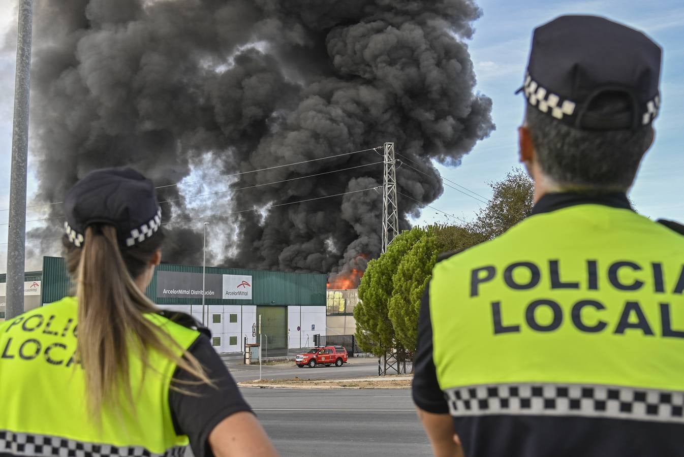 Fotos: Columna de humo causada por el incendio de la panificadora en Badajoz