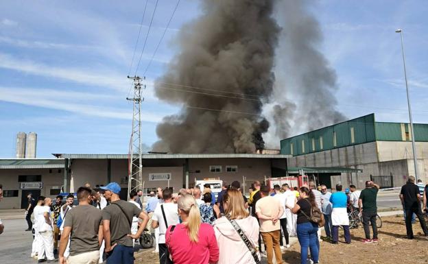 Los bomberos trabajan para sofocar un incendio en la panificadora Nevero en Badajoz 