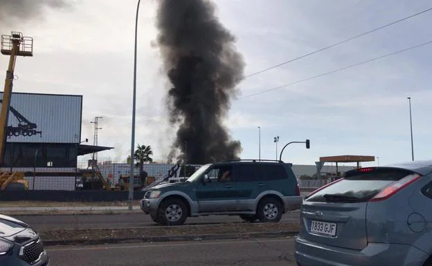 Activan el Plan Municipal de Emergencias por el incendio de la panificadora en Badajoz