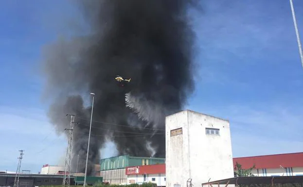 El helicóptero y el 'halcón' del Infoex se suman a los trabajos de extinción del incendio en Badajoz