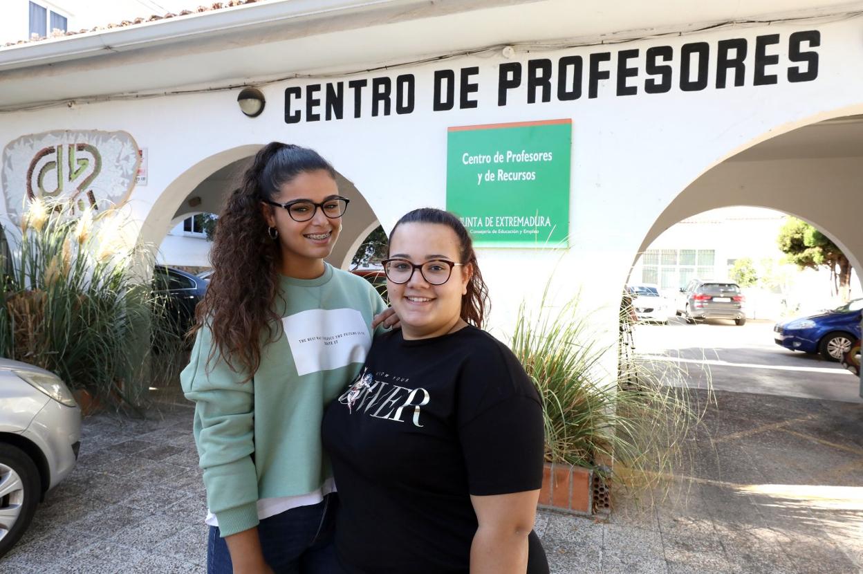 Zulema Carrasco y Sara Guerrero, en el Centro de Profesores, donde se inauguró el curso. :: brígido