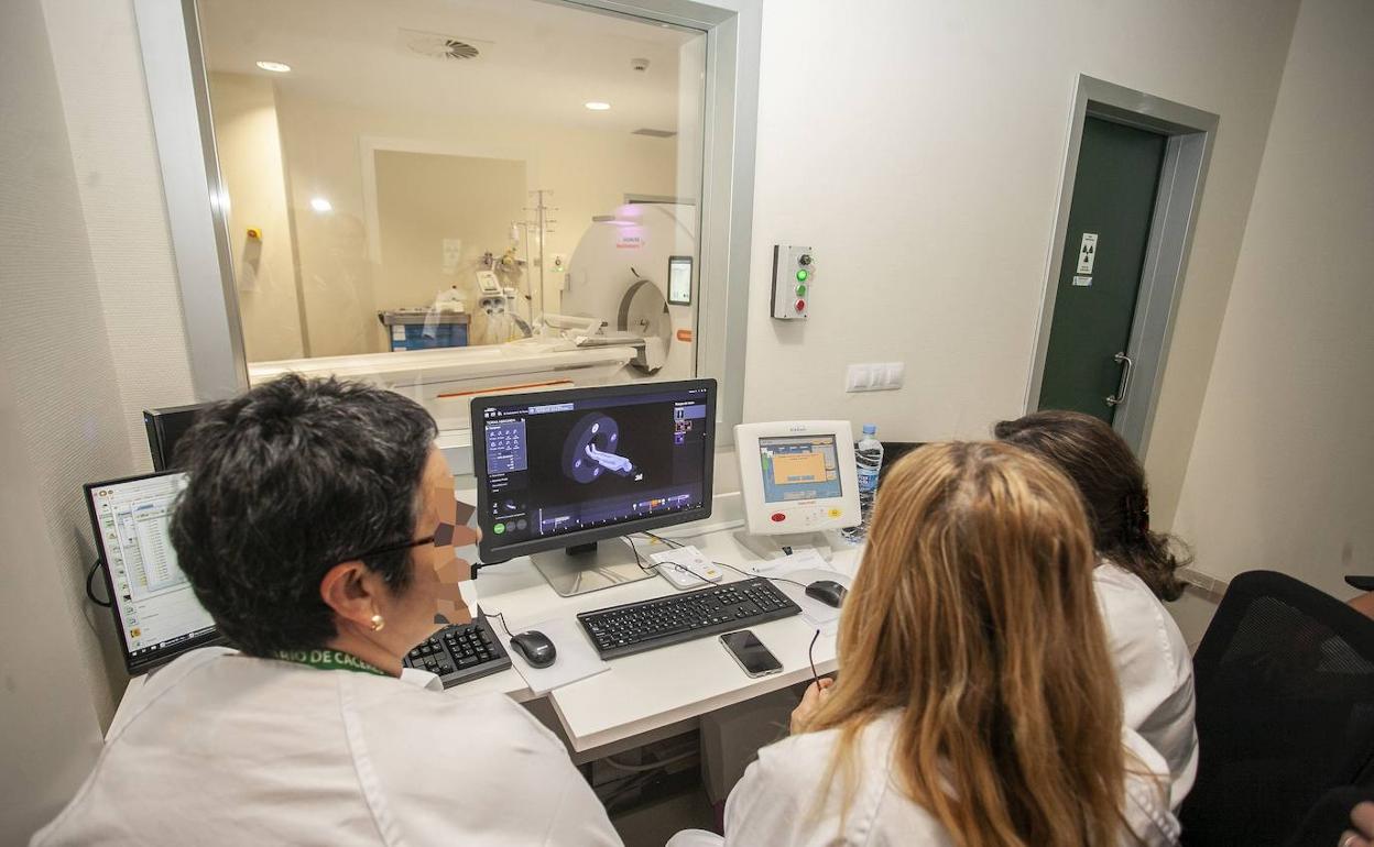 Sanitarios en el nuevo hospital de Cáceres:: 