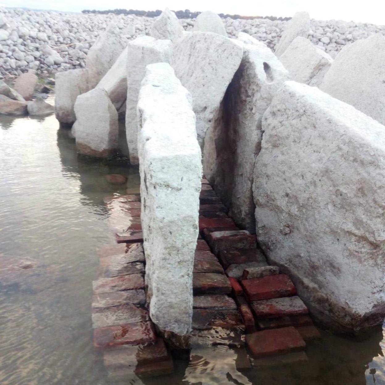 Ladrillos junto a la base de algunos de los bloques. :: m. a. marcos