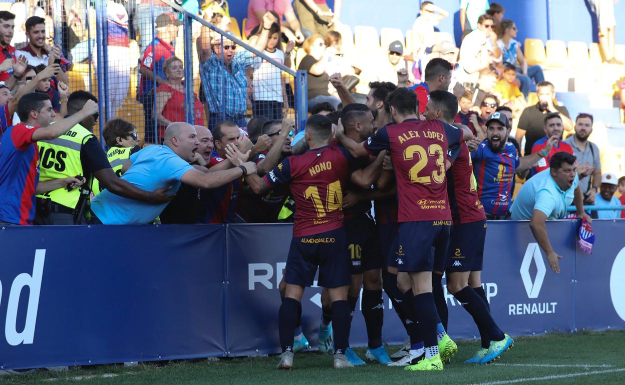 Los jugadores celebran uno de los goles con aficionados desplazados a Alcorcón