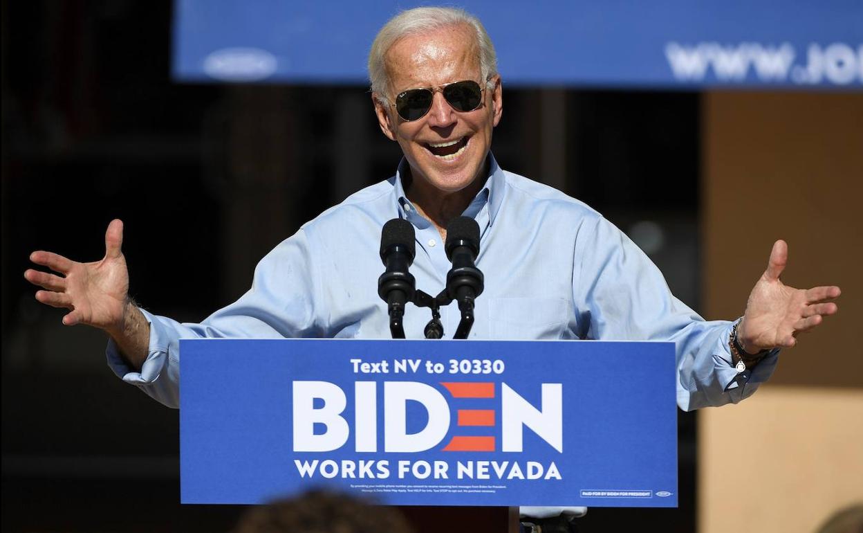 El candidato demócrata a las presidenciales y exvicepresidente Joe Biden se dirige a sus votantes en un mitin en Las Vegas, Nevada.