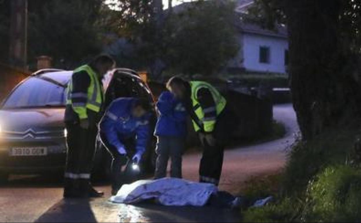 Sanitarios y agentes de la Guardia Civil, junto al cadáver.