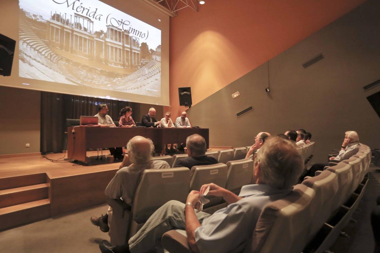 Reunión de la Asociación de Amigos de Mérida, ayer en la Fundación CB. :: J.M. ROMERO