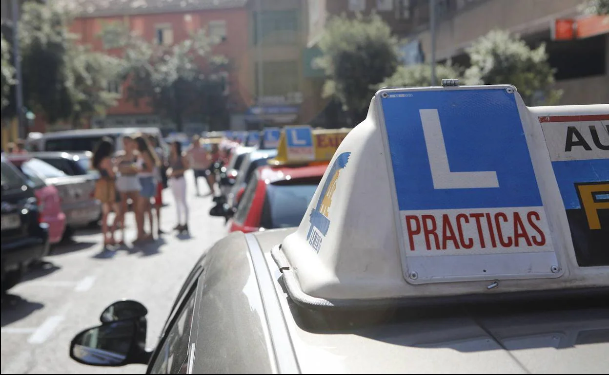 Sacarse el carné de conducir en Badajoz cuesta la mitad que en el resto del país