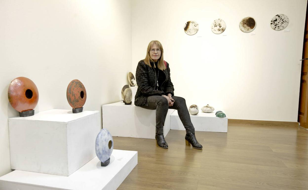 Últimos días para ver las cerámicas de Ana Martínez-Blay en Cáceres