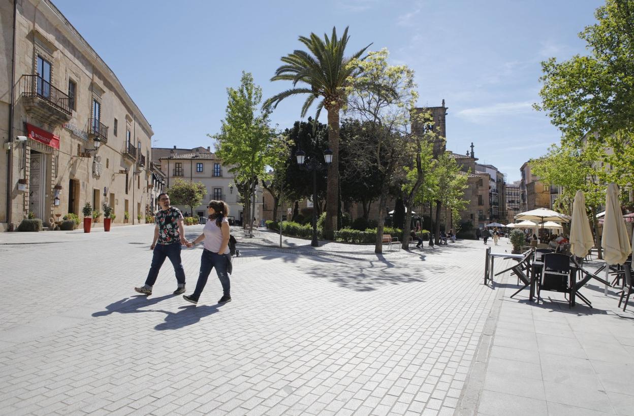 Imagen de la plaza de San Juan, ya remodelada pero sin acabar la obra aún. :: hoy