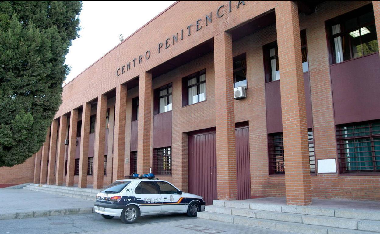 Intenta meter hachís, heroína y un móvil en la cárcel de Badajoz tras un permiso