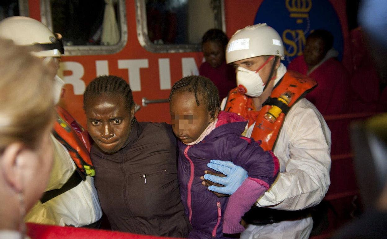 Muere un niño de 6 años que viajaba en una patera rescatada en Almería