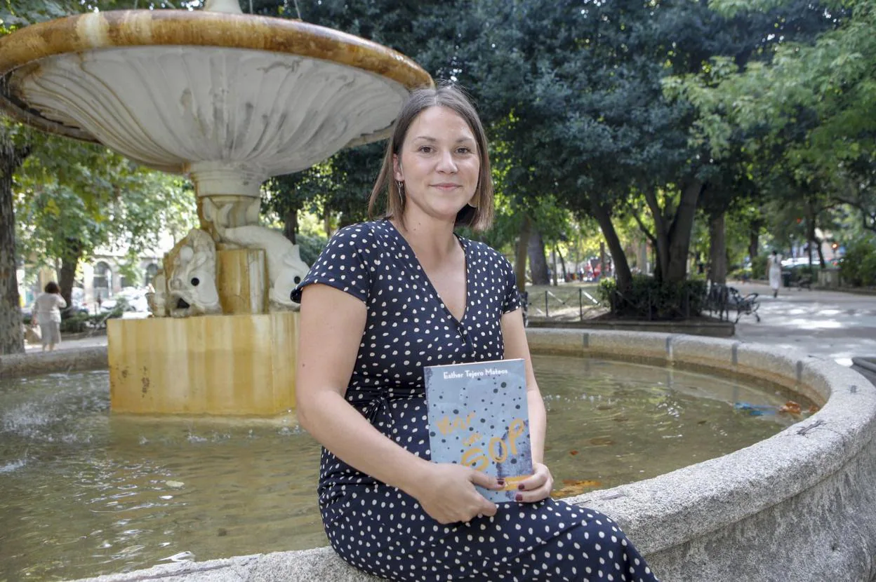Esther Tejero, con su libro 'Vivir con SOP', sentada en una fuente de Cánovas. :: armando méndez