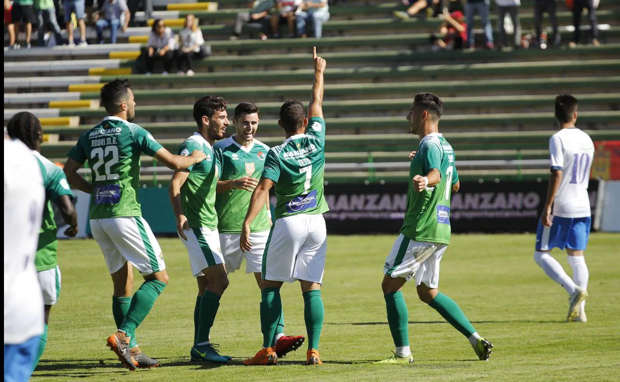 Teto celebra su primer gol con el Cacereño.