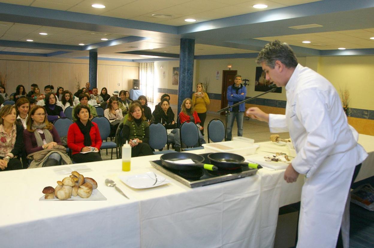 Profesionales de la cocina realizan un 'show cooking' sobre setas en una edición pasada de  'Coria, sabor micológico'. :: hoy