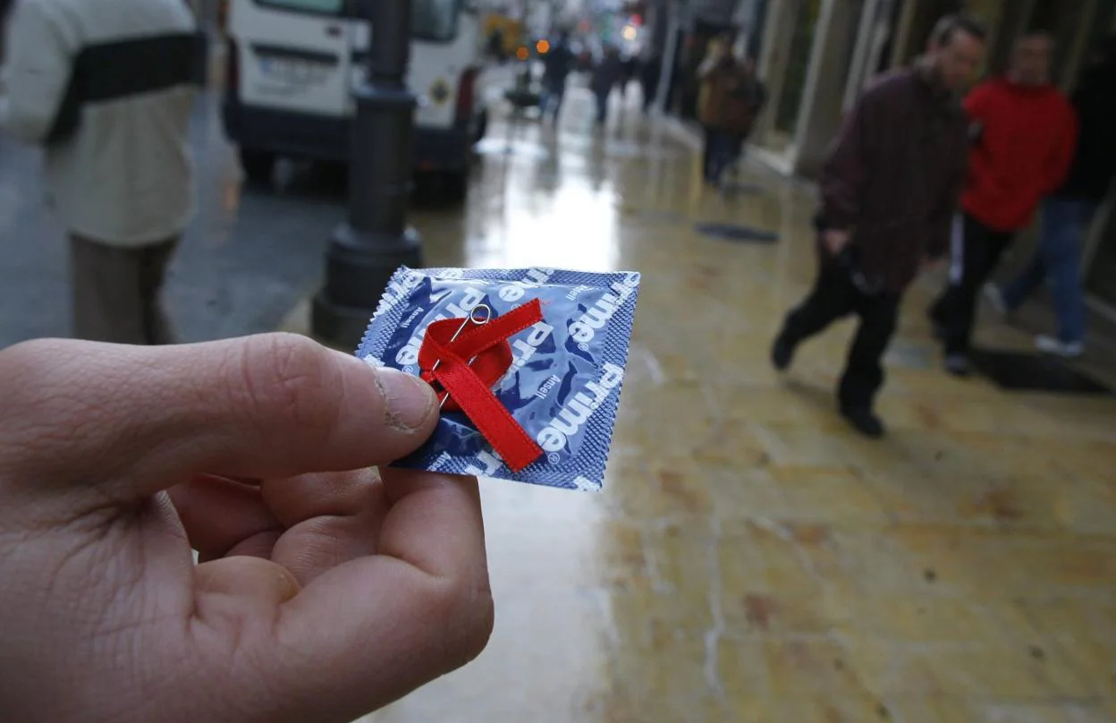 Reparto de condones en la calle, con motivo del Día Mundial del Sida. :: hoy