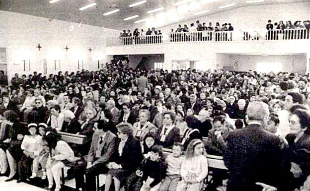 Imagen principal - La nueva parroquia se inauguró el 23 de marzo de 1987. El equipo de los Maristas con el padre Antonio Jiménez. Restos de Santa Teresita de Lisieux en la parroquia en 2003.