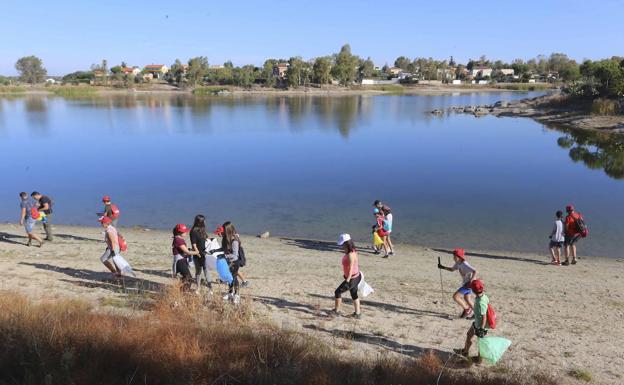 Los voluntarios se comienzan a desplegar por varias zonas del embalse de Proserpina.