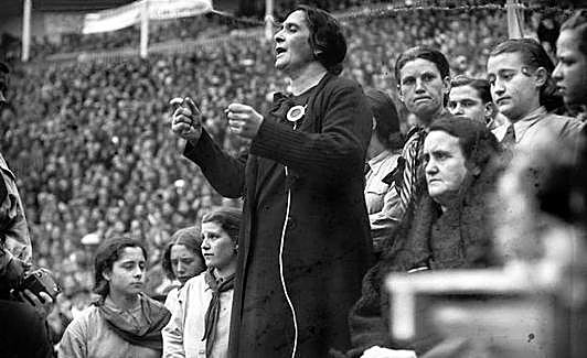 La Pasionaria interviene en un mitin en 1936. / ALFONSO SANCHEZ GARCÍA