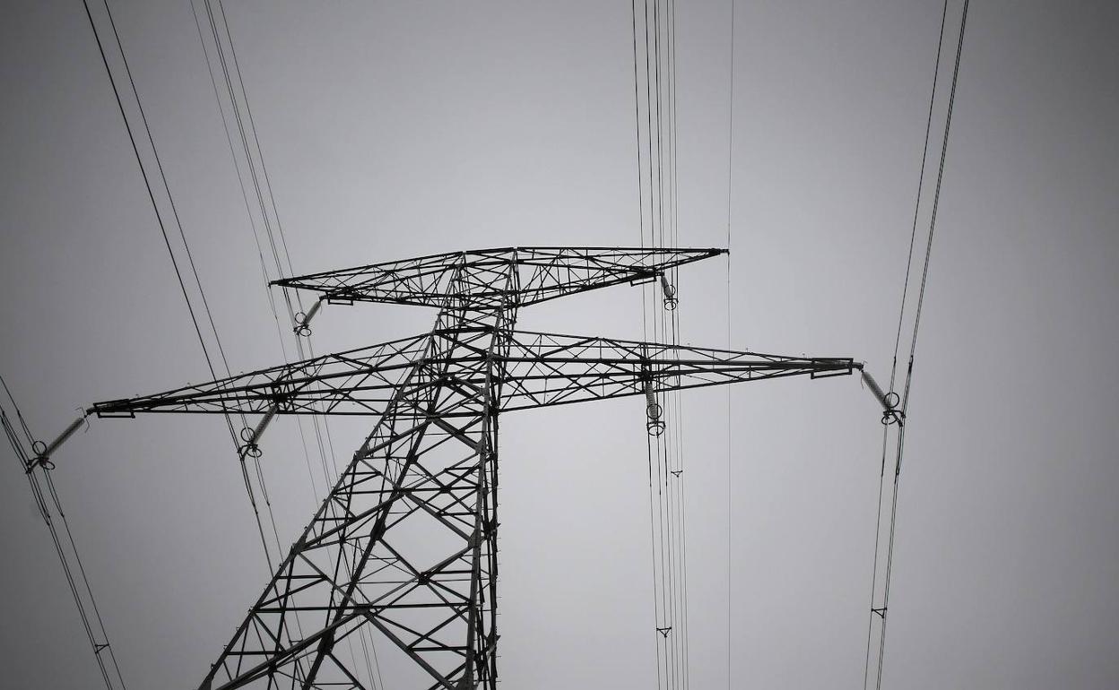 Torre eléctrica de alta tensión. 