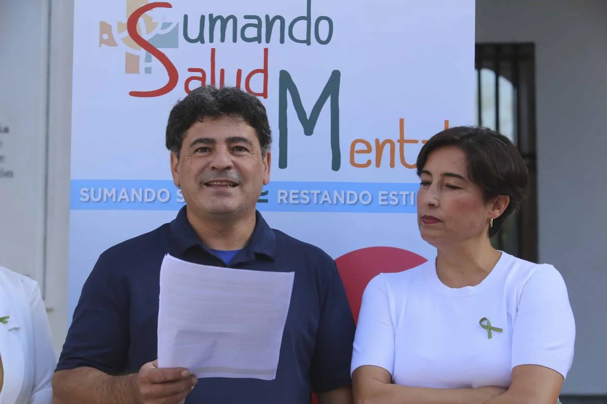 Ángela Arias junto a su compañero Eduardo que leyó el manifiesto en la Plaza de España. :: j. m. romero