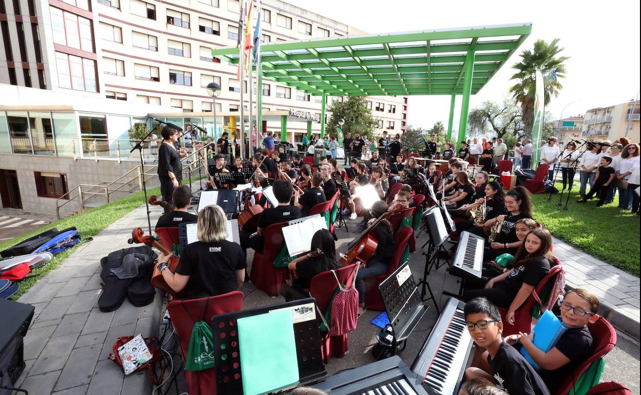 Música a las puertas del hospital el 12 de octubre