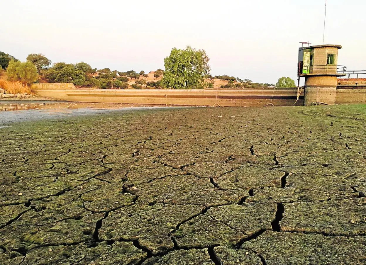 Presa de Las Culebras, casi sin agua, de donde bebía hasta ahora Valencia del Ventoso. :: hoy