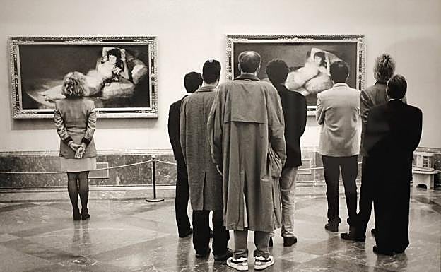 Las dos majas de Goya en la foto 'Museo del Prado, Madrid 1995'. :: 