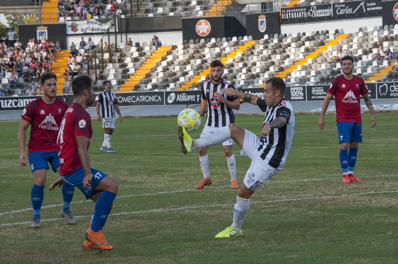 Fotos: Rmontada del Badajoz para ponerse líder