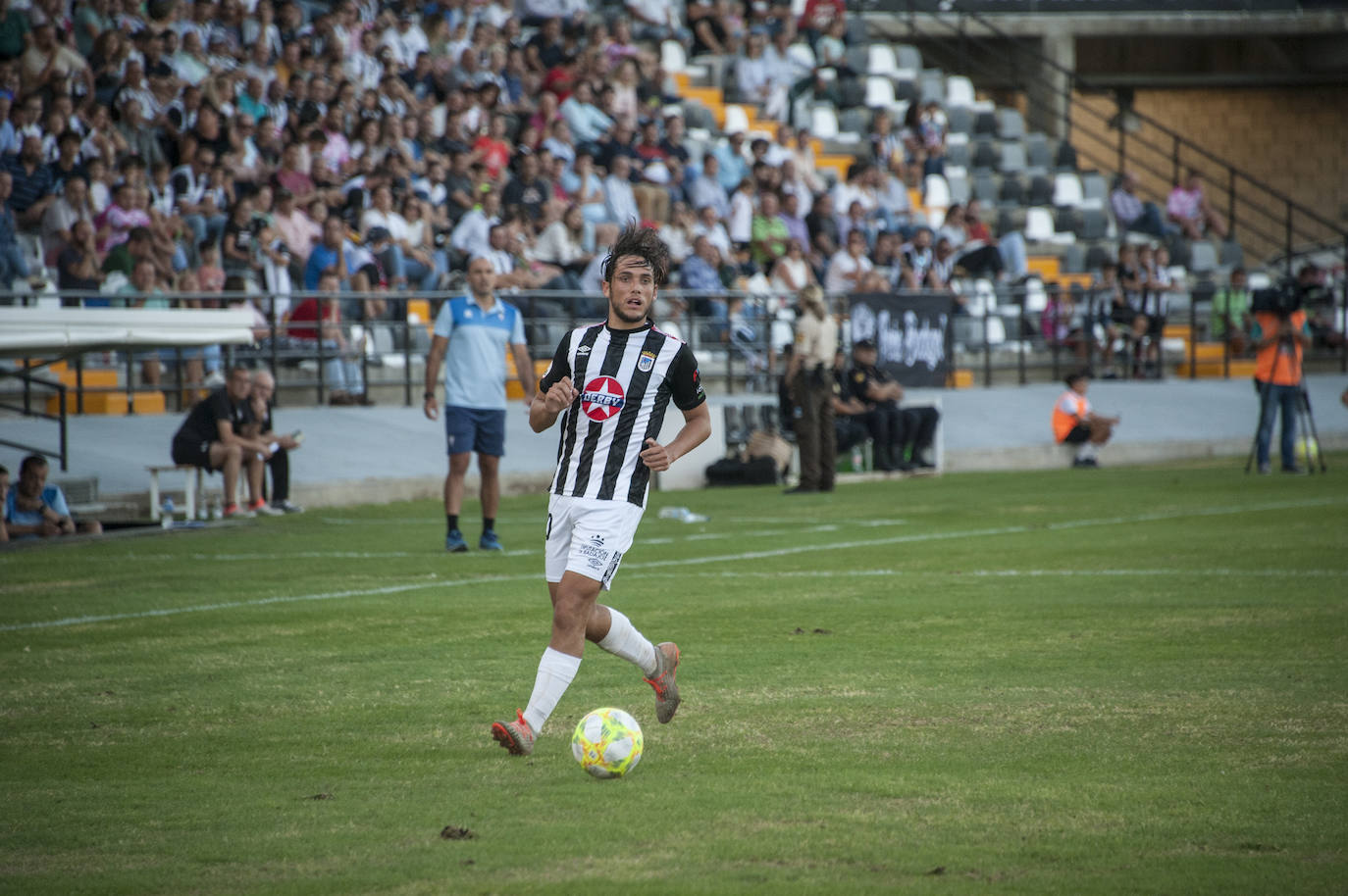 Fotos: Rmontada del Badajoz para ponerse líder