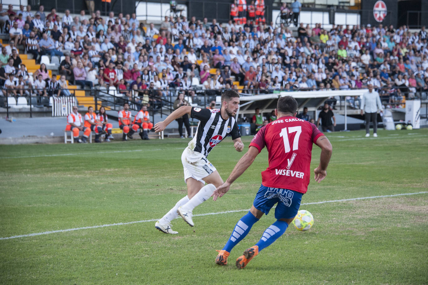 Fotos: Rmontada del Badajoz para ponerse líder