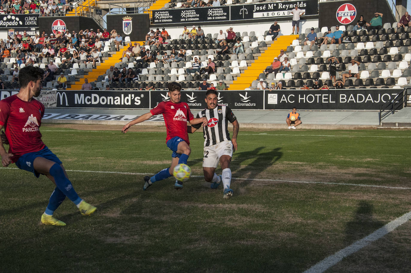 Fotos: Rmontada del Badajoz para ponerse líder