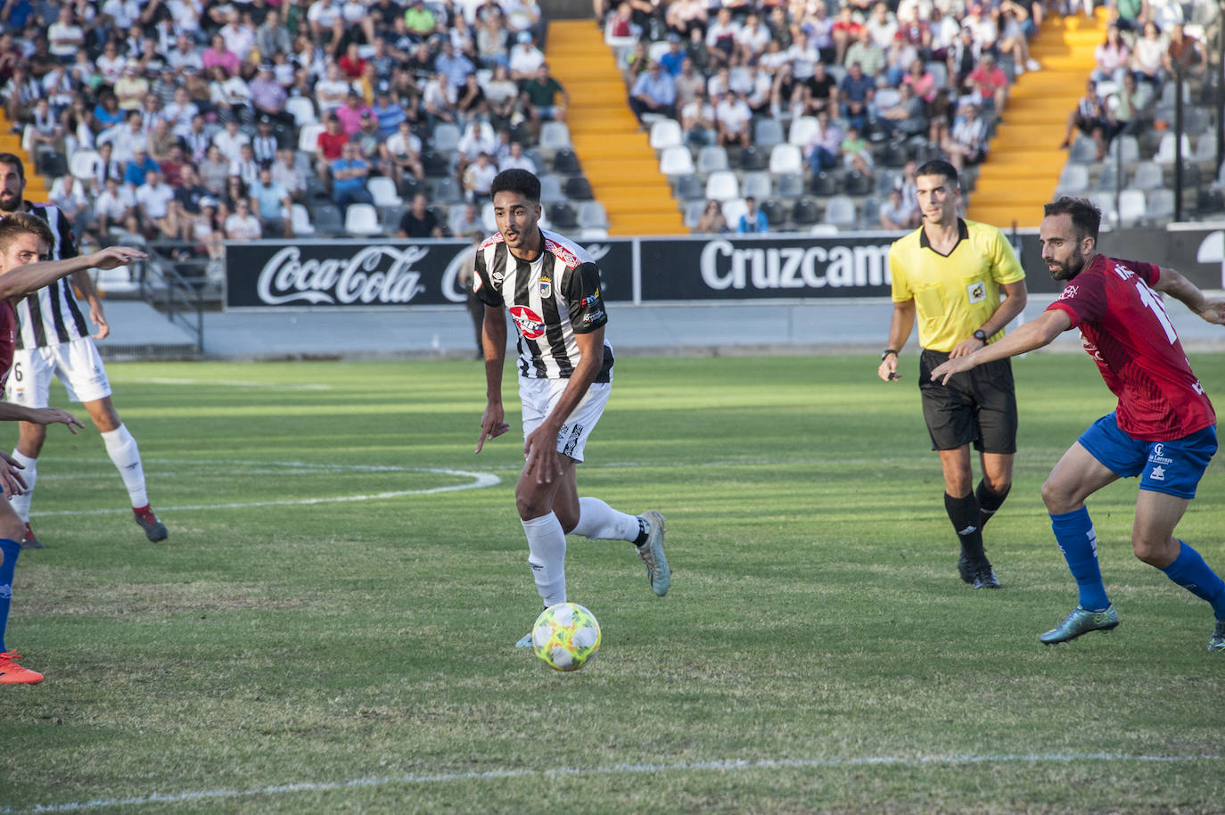 Fotos: Rmontada del Badajoz para ponerse líder