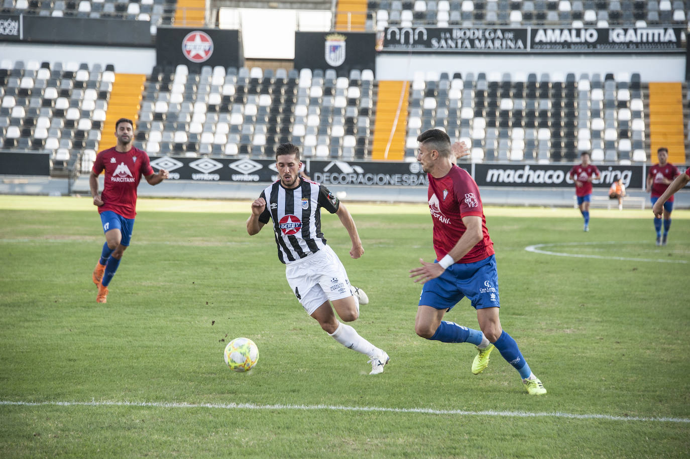 Fotos: Rmontada del Badajoz para ponerse líder