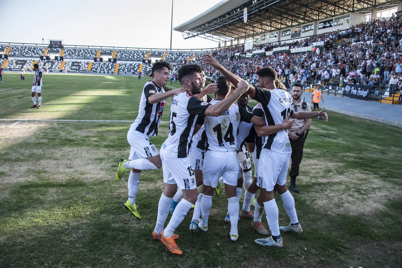 Fotos: Rmontada del Badajoz para ponerse líder