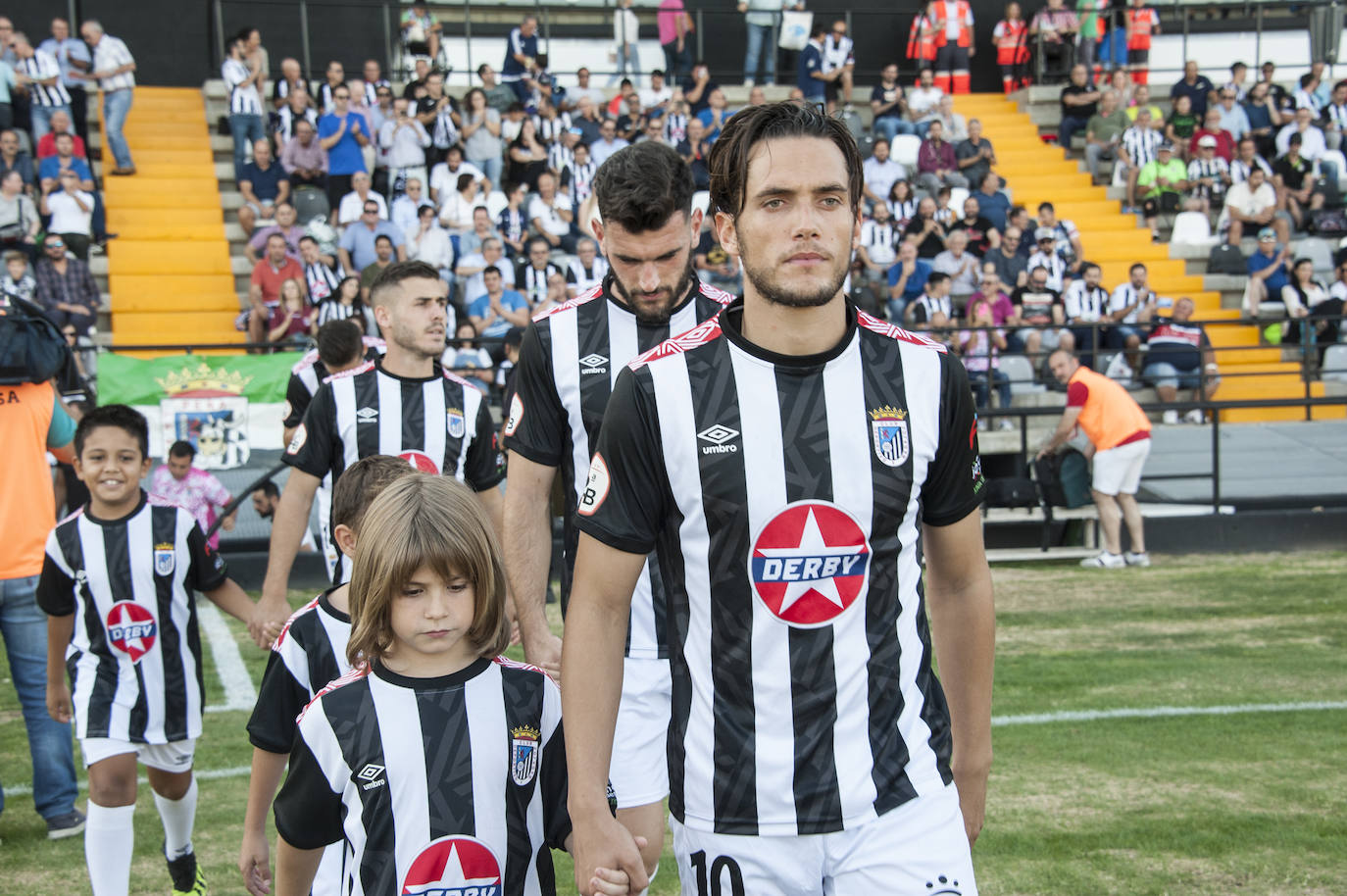 Fotos: Rmontada del Badajoz para ponerse líder