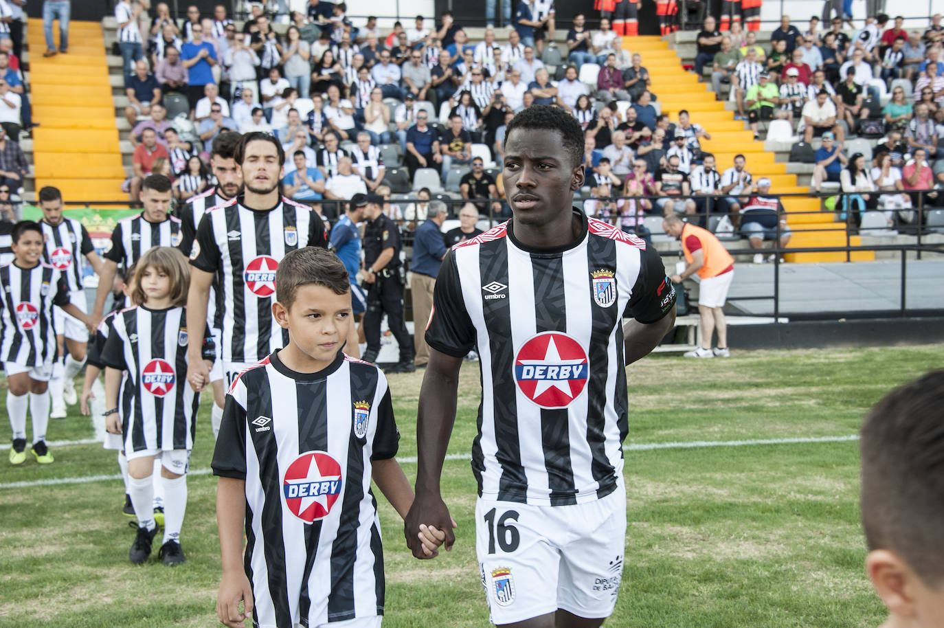 Fotos: Rmontada del Badajoz para ponerse líder