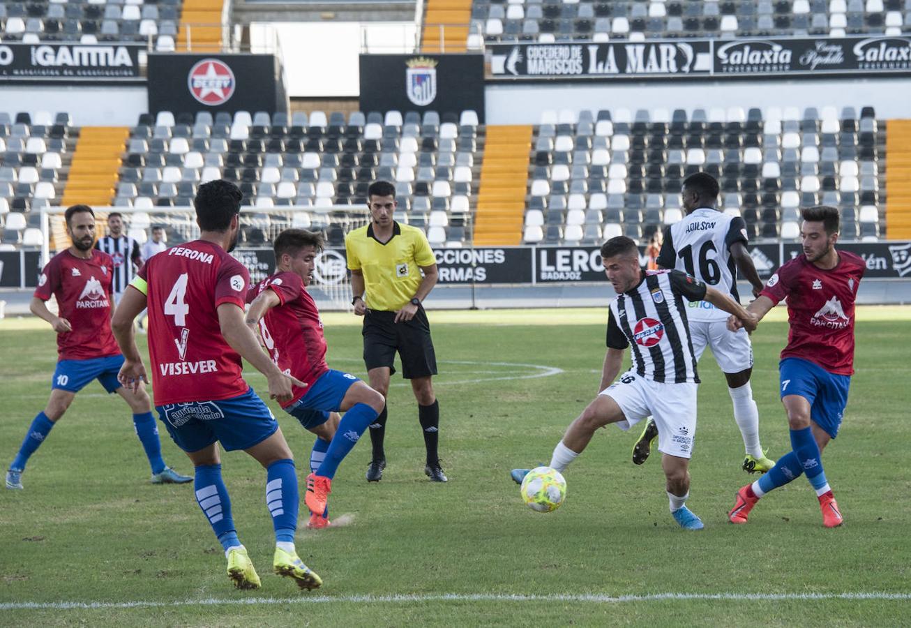 Fotos: Rmontada del Badajoz para ponerse líder