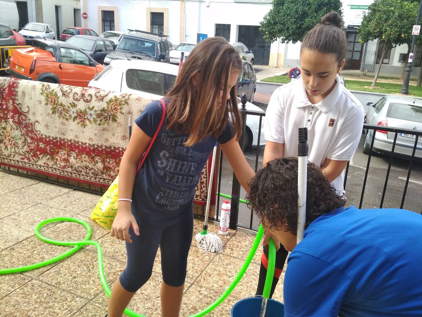 Fotos: Vecinos de Cabeza del Buey ayudan a limpiar la parroquia