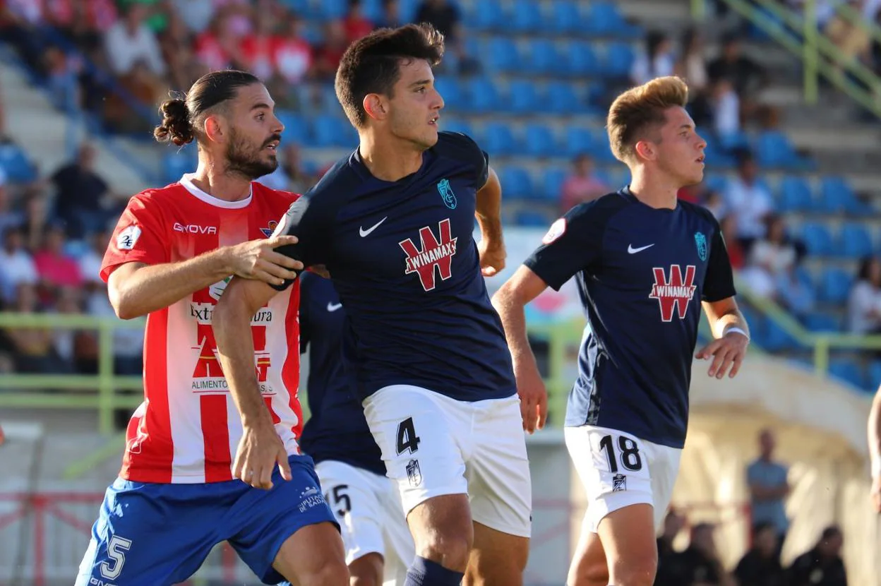 Mario Gómez defiende a un jugador del Granada B. :: e. domeque