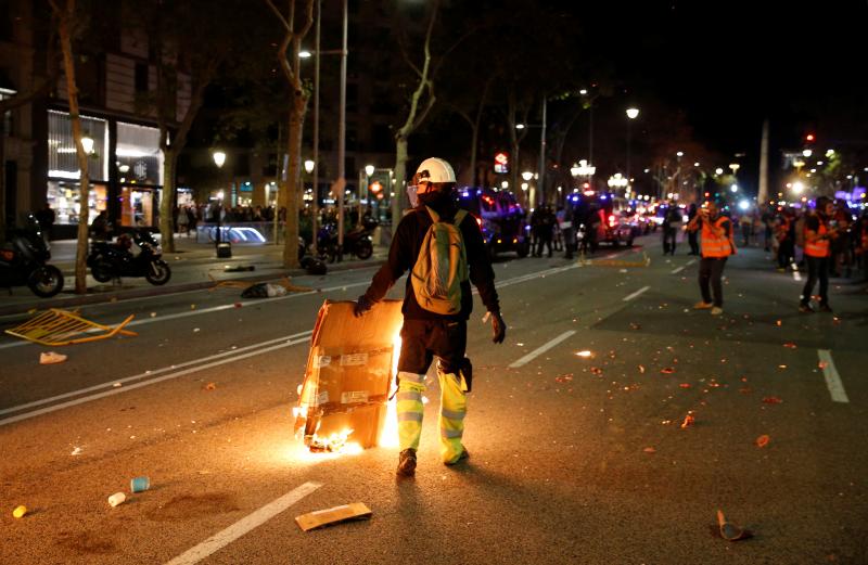 Barricadas de fuego, gritos en favor de la independencia y múltiples objetos en las calles de Barcelona