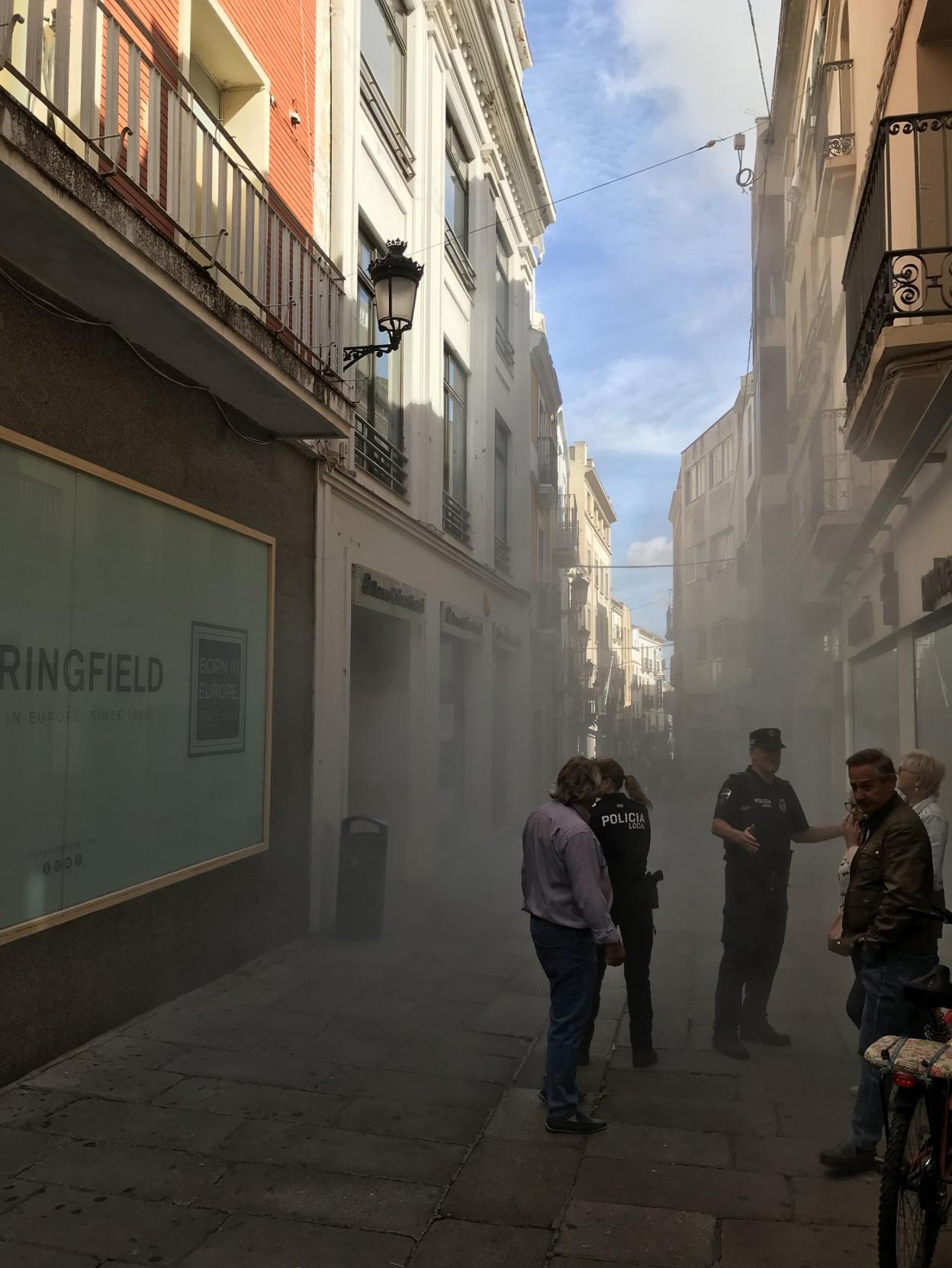 La calle Pintores llena de humo tras el incidente. :: jorge rey