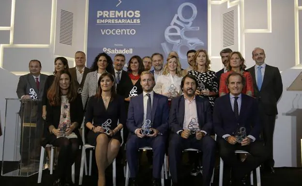 Los responsables de las 15 empresas premiadas junto a los responsables de Vocento en la Biblioteca ABC. 