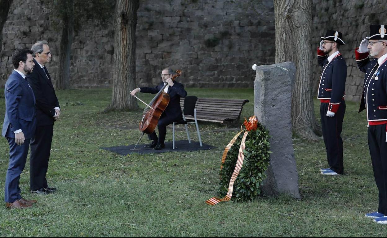 Torra, acompañado ayer de Aragonès, en el Cementerio de Montjuïc de Barcelona durante la ofrenda floral en la tumba de Companys. 