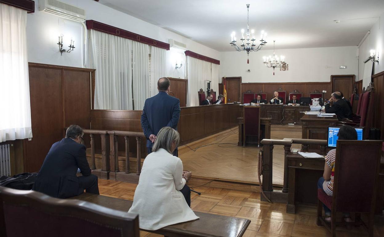 Los acusados J.C.P.V., A.J.S.L. y M.C.G.Q. durante el juicio.