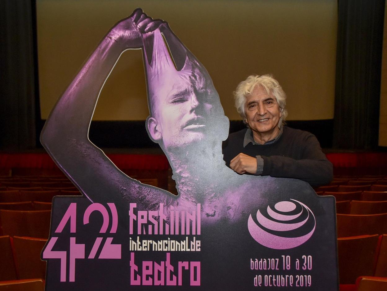 Eugenio Amaya, con el cartel de la edición de este año. :: C. Moreno