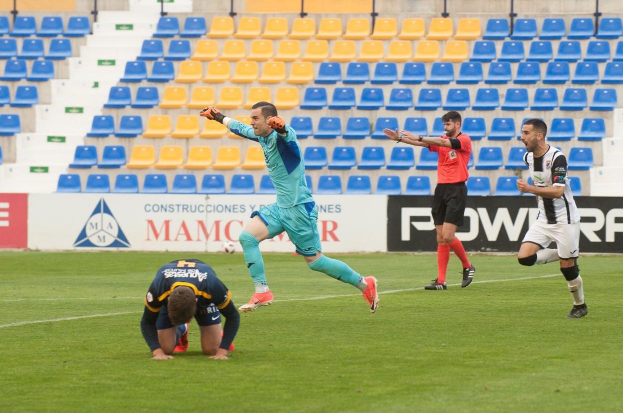 Kike Royo corre tras detener el penalti al UCAM en el descuento que daba el triunfo al Badajoz. 
