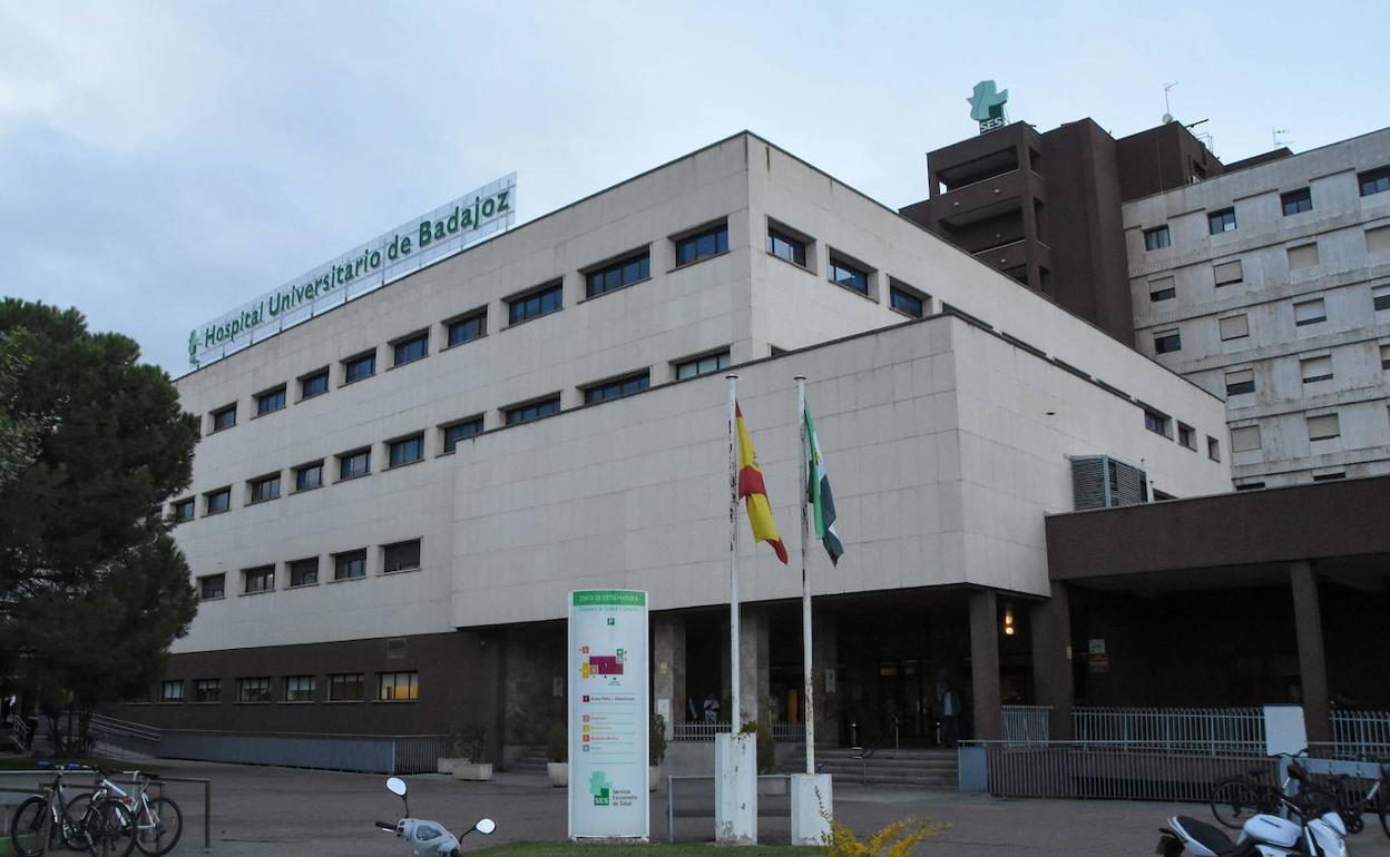 Pacientes y familiares de la séptima planta del Hospital Universitario de Badajoz dispondrán de una biblioteca