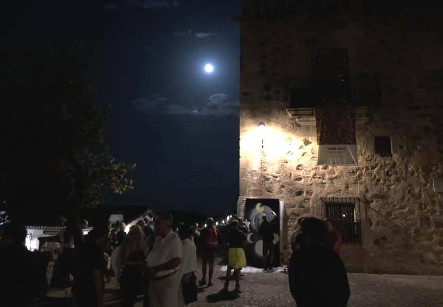 La Luna del cazador desde la Ciudad Monumental de Cáceres.