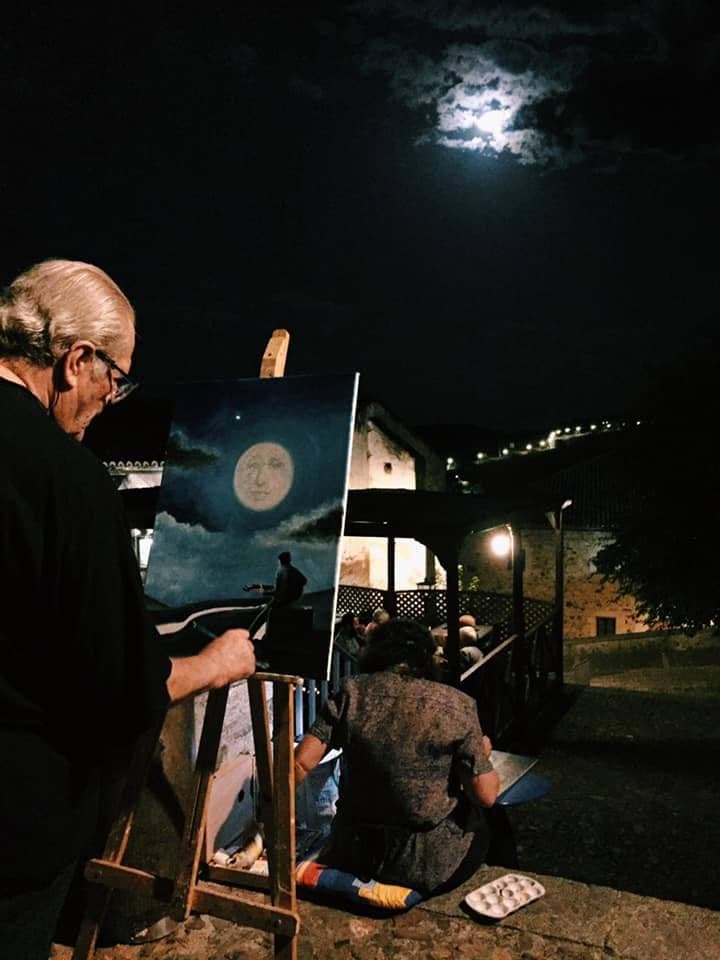 Pintando a la Luna en la Plaza de Las Veletas.
